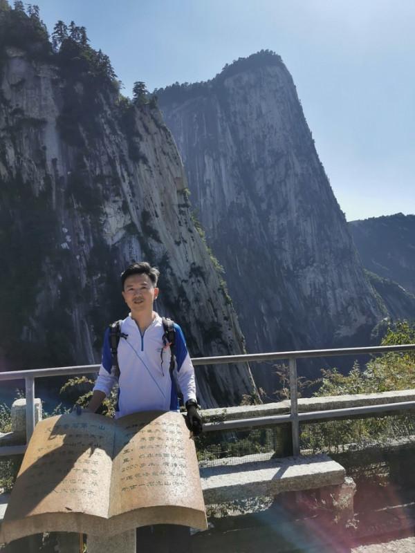 仙掌崖在華 山東 峰 仙掌崖在華 山東 峰