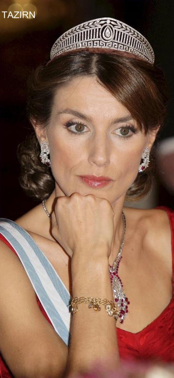 誰說萊蒂齊亞不愛珠寶?光是腕間都很精彩,最愛婆婆送的字母手鍊 誰說萊蒂齊亞不愛珠寶?光是腕間都很精彩,最愛婆婆送的字母手鍊