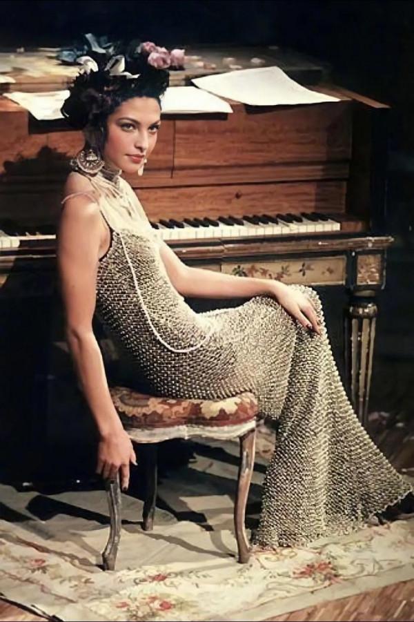 98年的迪奧，每件服裝都好貴氣，30年後看都感覺太時髦了