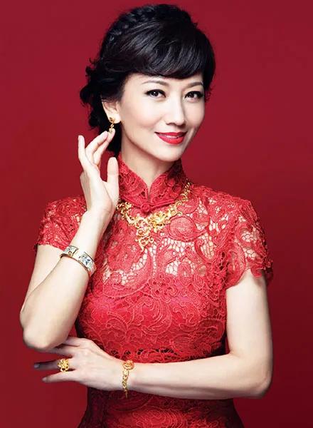 老了穿紅色和綠色真的好看，看64歲趙雅芝就知道了