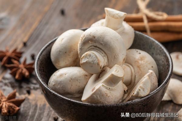 這碗口蘑鍋巴湯，除了鮮，其他沒有缺點