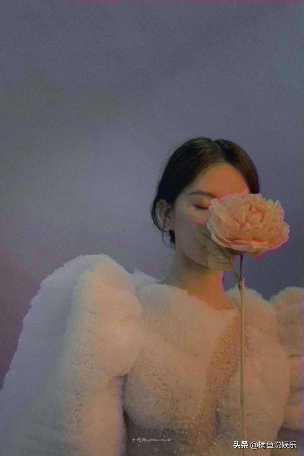 34歲劉詩詩又美出圈了！拍攝牡丹花間大片，優雅華麗好似花仙子