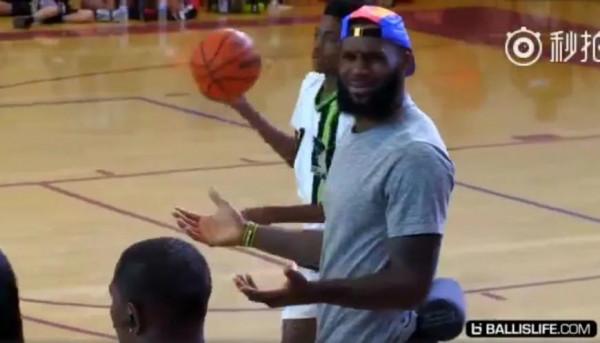 雙手一攤，勒布朗詹