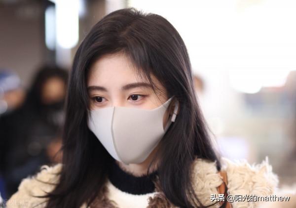 街拍：鞠婧神身穿白色羊羔毛小外套現身身材嬌小甜美可愛