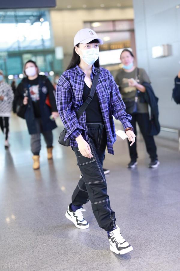 吳莫愁街拍來了，格紋襯衫＋工裝褲，率性颯爽且經典帥氣