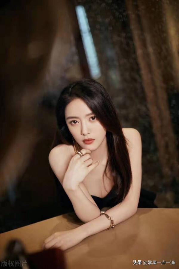 蔡文靜黑色荷葉邊抹胸上衣+西褲高跟鞋 精緻幹練