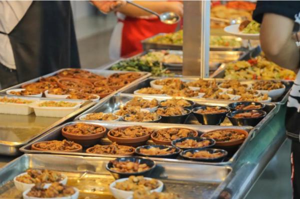 帶牛奶入校被拒，倆老實學生校門口喝掉半箱，網友：看著好心酸