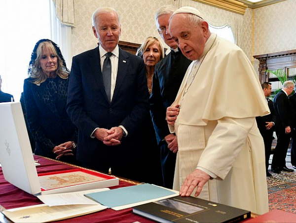 70歲美國第一夫人會見羅馬教皇!首次戴頭紗亮相好美,仙氣十足啊 70歲美國第一夫人會見羅馬教皇!首次戴頭紗亮相好美,仙氣十足啊