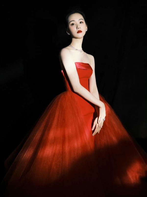 眾星亮相北影節紅毯：黃聖依baby妝容顯老，周冬雨姚晨造型太尷尬