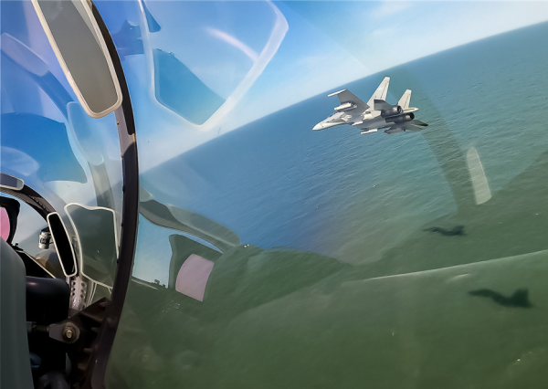 外國戰機擅闖防空區，解放軍強硬驅離，為何不直接擊落？