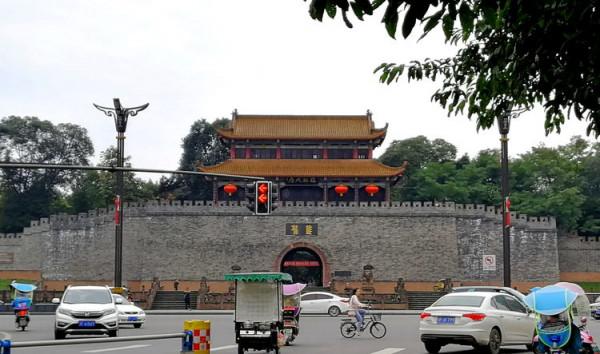 遊記古雒城二：房琯於此會杜甫；欞星門內隱孔廟；聖諭碑令人反思