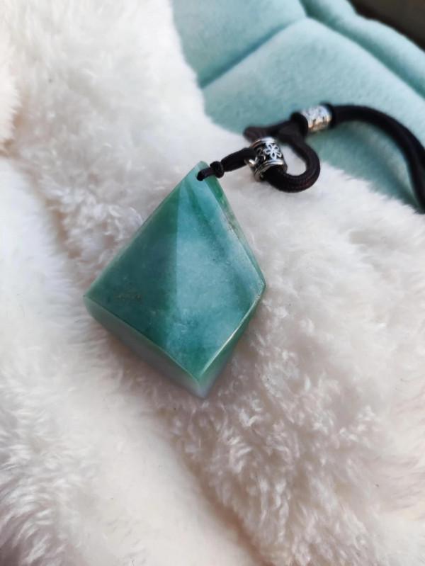 請懂翡翠的朋友看一看，這塊翡翠下腳料值不值