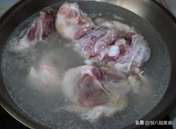 燉大骨湯有竅門，記住兩點，燉好後湯鮮味美、肉嫩不柴，真香