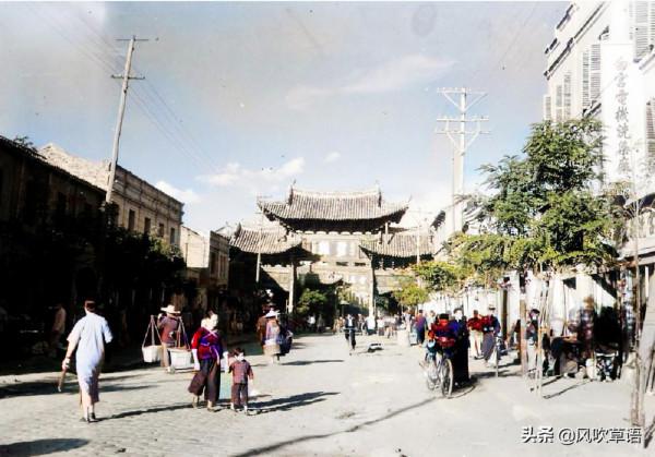 1944年的雲南昆明，狀元樓前熱鬧非凡，滇池集市人頭攢動