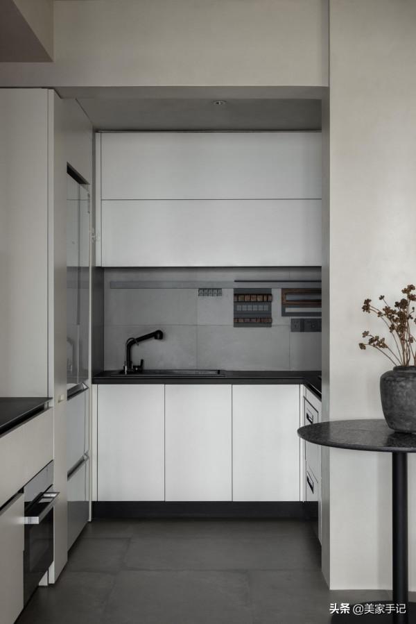 一進他家，彷彿世界都安靜了下來，全屋空靈雅韻，沒有一絲俗氣