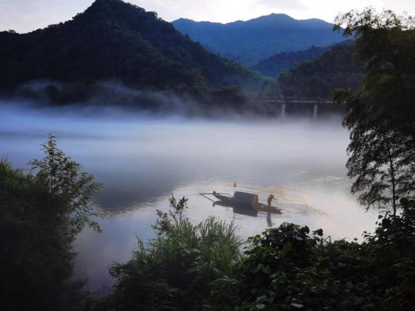 霧漫小東江,天上人間兩茫茫 霧漫小東江,天上人間兩茫茫