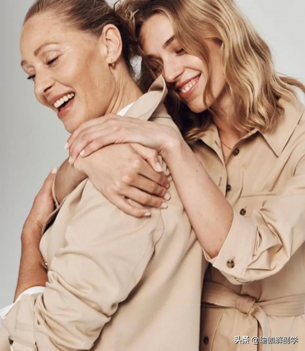 她40歲開始練瑜伽，如今65歲，堅持瑜伽25年，越活越年輕