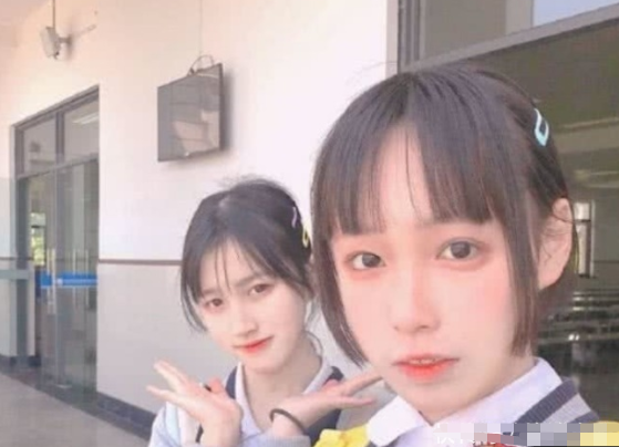 初中生自認為“很唯美”的舉動,老師覺得幼稚,同學覺得“掉價” 初中生自認為“很唯美”的舉動,老師覺得幼稚,同學覺得“掉價”