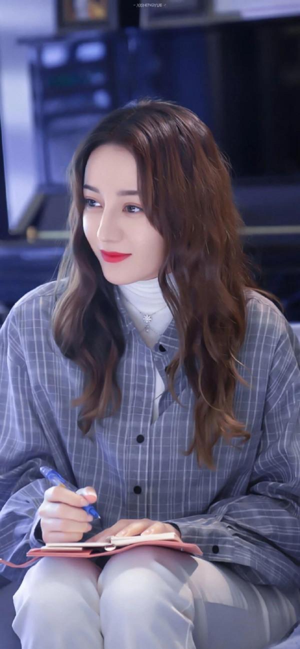 迪麗熱巴絕美桌布:面板好的像個瓷娃娃,每一幀都是靈動 迪麗熱巴絕美桌布:面板好的像個瓷娃娃,每一幀都是靈動