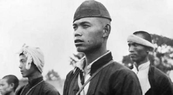 八路軍政委重傷倒地，漢奸發現了他，悄聲說道：別動，一會兒就走