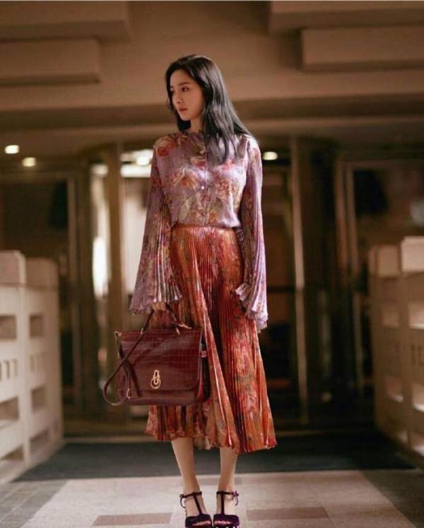 冬季搭配來了，“帶貨女王”楊冪大西裝配皮褲穿出寒意下的時尚感