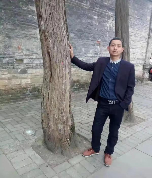 成都小夥不負女友臨終所託，像兒子一樣照顧去世女友爸媽14年