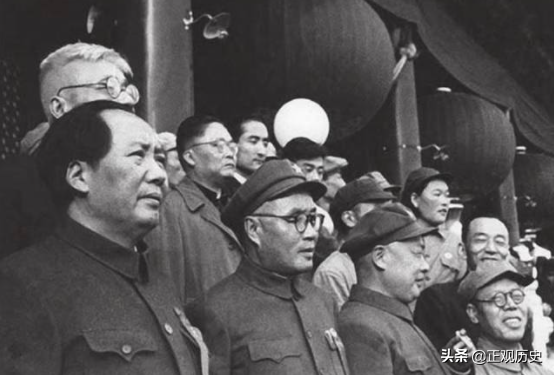 1949年新中國成立舉國歡欣，劉伯承沉默不語，憂心忡忡地望著西南