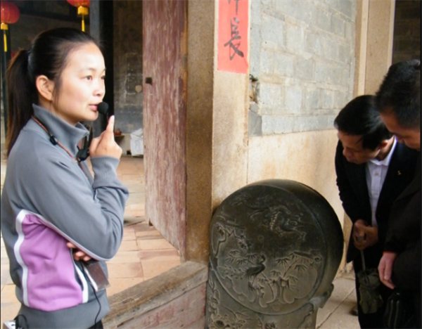 老農在自家菜園發現古石碑，考古學家研究後說：敢問祖上何人？