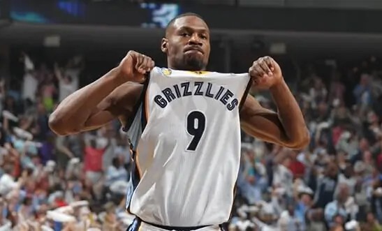 球衣退役儀式為防守悍將指明方向,低位大殺器黑熊終獲認可 球衣退役儀式為防守悍將指明方向,低位大殺器黑熊終獲認可