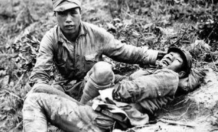 他拉響手雷與敵軍同歸於盡，奇蹟生還，被稱“活著的楊根思”