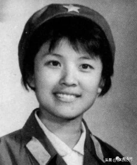 她是國家一級演員，結婚40多年未有孩子，60歲終圓母親夢