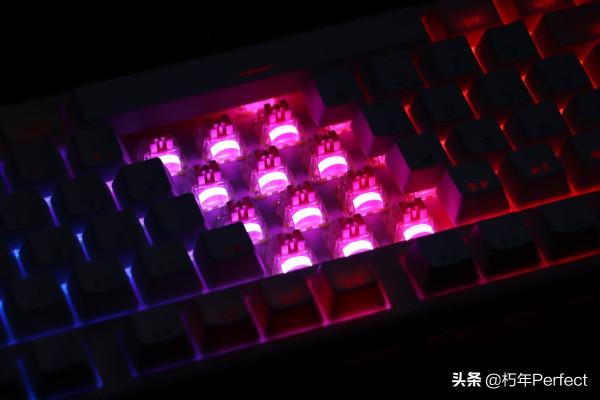 HELLO GANSS HS108T 三模熱插拔機械鍵盤開箱評測 HELLO GANSS HS108T 三模熱插拔機械鍵盤開箱評測