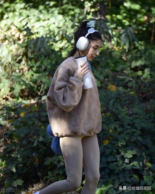 香堤兒-傑佛瑞斯駝色衛衣搭瑜伽褲，戴耳機造型俏皮可愛