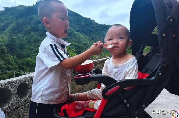 男孩發生意外失去半個腦殼，父親自責，只想給孩子一個正常的腦袋