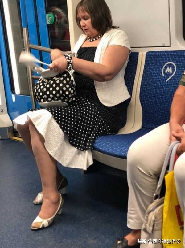 俄羅斯地鐵中的風景,“戰鬥民族”果然不一般 俄羅斯地鐵中的風景,“戰鬥民族”果然不一般