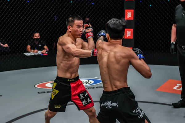 昨晚,“少林小子”比賽發生意外,復仇戰遭TKO 昨晚,“少林小子”比賽發生意外,復仇戰遭TKO