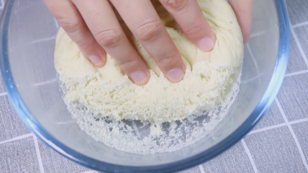 別給孩子喝牛奶了，這樣做比麵包鬆軟好吃，寶寶一口一個，猛長個