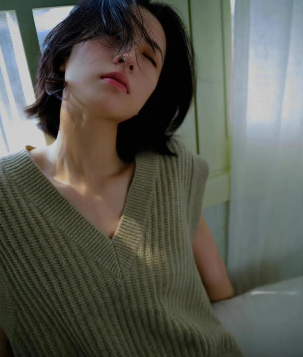 周雨彤利落短髮，眼神幽怨，眼睛裡全是故事，心裡也藏著無限柔情