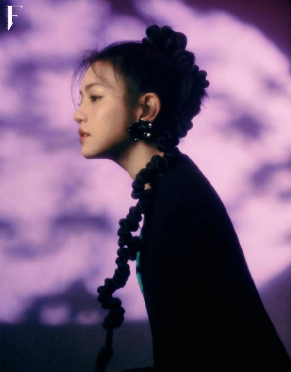 陳妍希穿皮衣化身摩登女郎 霓虹繁光下復古感拉滿