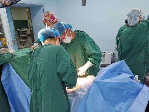 手術中，她突然感覺臉上發麻、兩眼一黑就過去了，醒來已是兩天後