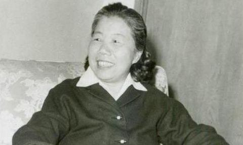 1931年周恩來在汕頭一旅館休息，牆上黃埔合影照提醒他：立即轉移