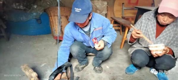 彝寨辦殺豬宴啦!村裡人都過來吃 彝寨辦殺豬宴啦!村裡人都過來吃