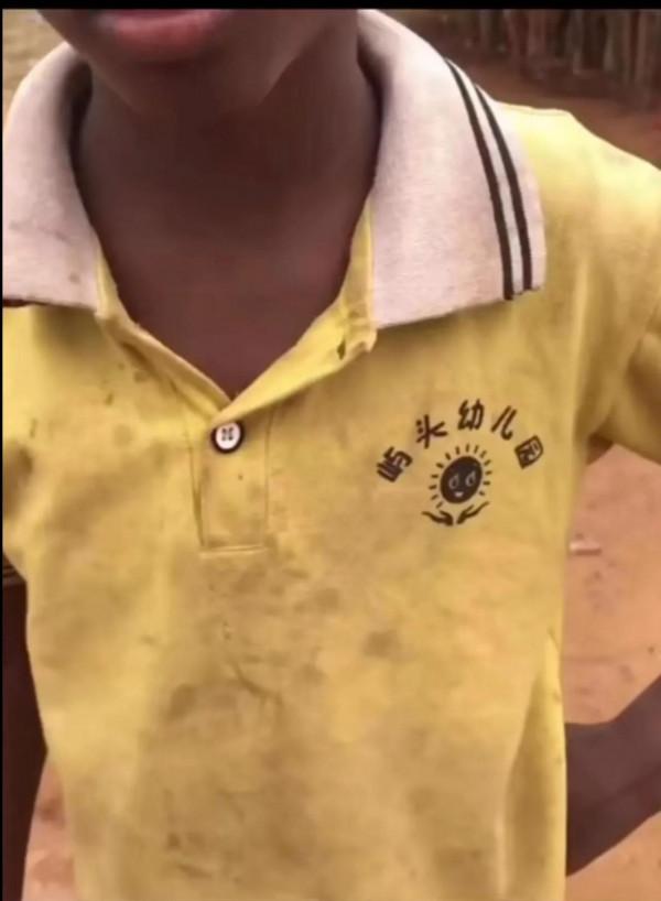 我們的舊衣服在非洲大受歡迎，上面的中文穿他們身上讓人忍俊不禁