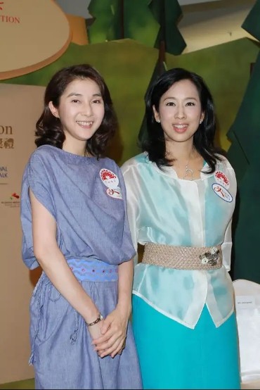 朱玲玲不愧是“貴婦”，穿裸粉襯衫配長褲，一點也不像奔六的人