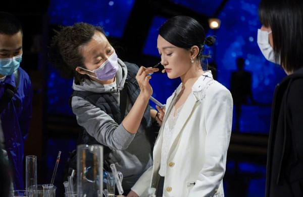 孫儷登央視好隆重，穿3萬6裙卻像女職員，同框周迅雙手掐腰超霸道