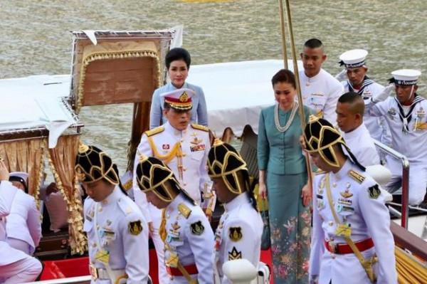 蘇提達王后優雅大方，愛用珍珠項鍊襯托氣質，分分鐘美過詩妮娜