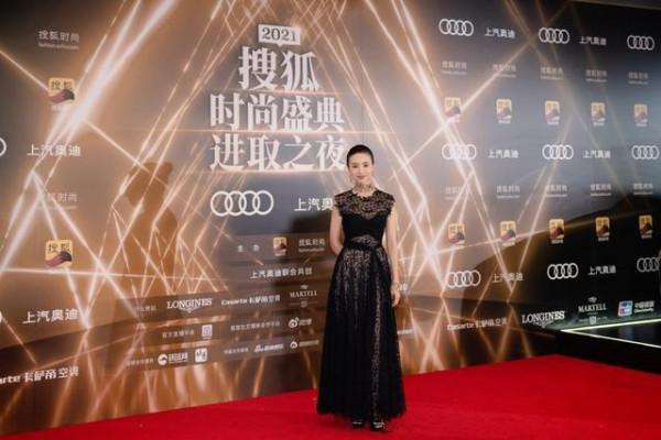 董潔也難逃中年發福，穿鏤空裙走紅毯雖優雅，卻藏不住中年氣息