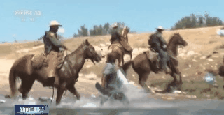 美國騎警揮鞭驅趕難民,大批黑人倉皇逃奔,網友:虐待黑奴重現 美國騎警揮鞭驅趕難民,大批黑人倉皇逃奔,網友:虐待黑奴重現