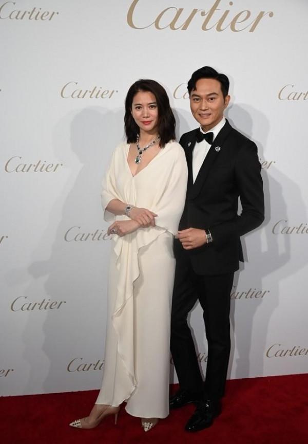 袁詠儀給自己打扮成闊太太,穿白裙配翡翠首飾,高階感擋不住 袁詠儀給自己打扮成闊太太,穿白裙配翡翠首飾,高階感擋不住