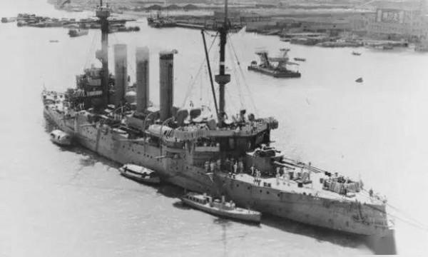 日軍旗艦34門火炮轟擊民房，國軍飛行員駕機撞日艦，怒吼：弄死它